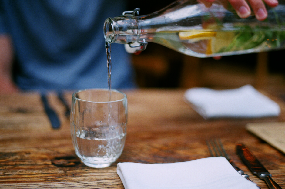Clever trinken im Alltag: Wasser, Tee und Schorle richtig einsetzen