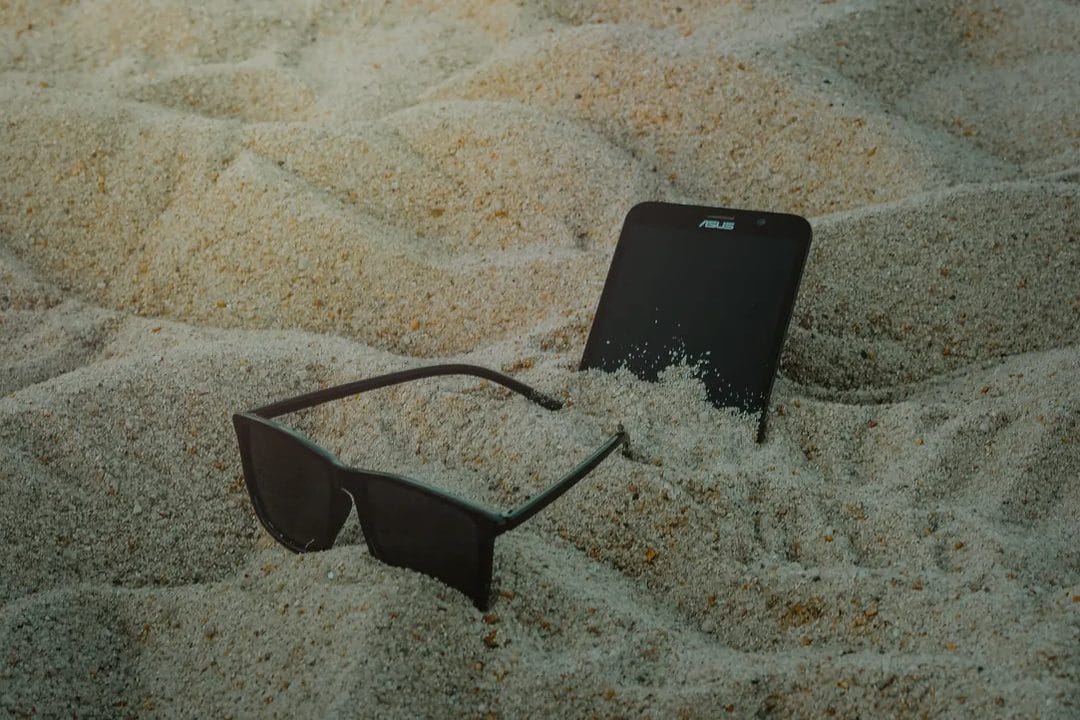 Digitale Auszeit im Urlaub: Warum ständige Erreichbarkeit die echte Erholung sabotiert