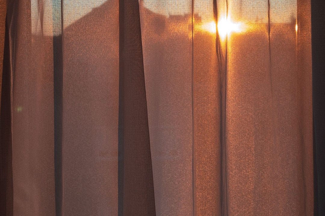 Schlafrhythmus im Frühherbst: Wie achtsame Abendrituale den Körper auf kürzere Tage vorbereiten