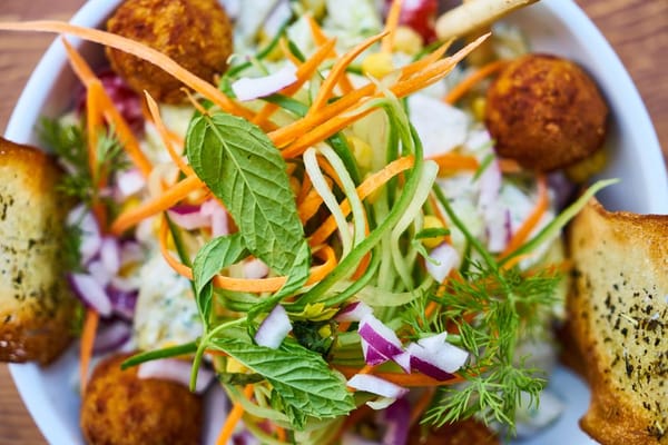 Frühsommer-Salate: Leicht, bunt und trotzdem sättigend