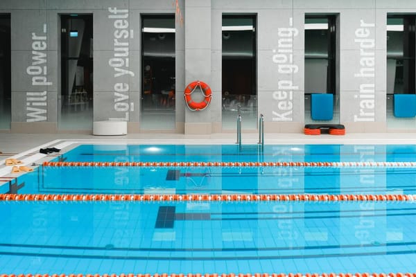 Schwimmen: Der gelenkschonende Ganzkörpersport für jedes Alter