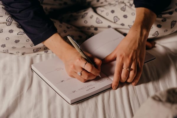 Achtsames Journaling am Abend: Wie Schreiben den Kopf vor dem Schlafengehen leert