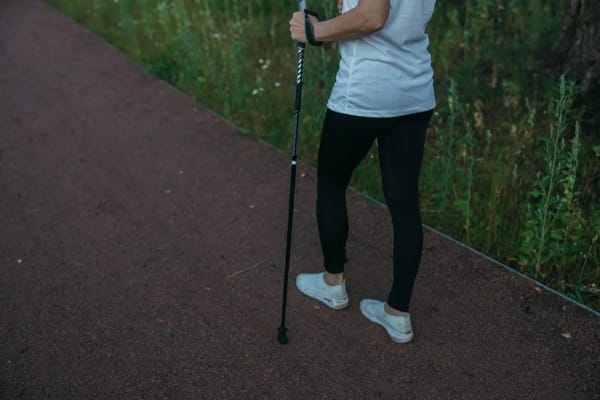 Nordic Walking im Herbst: Der sanfte Ganzkörpersport für kühle Tage